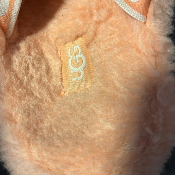 Size 7 1/2 UGG platform slippers - Picture 9 of 10